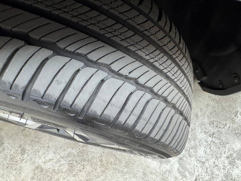 Used 2024 Volvo XC40 B5 Plus image 31