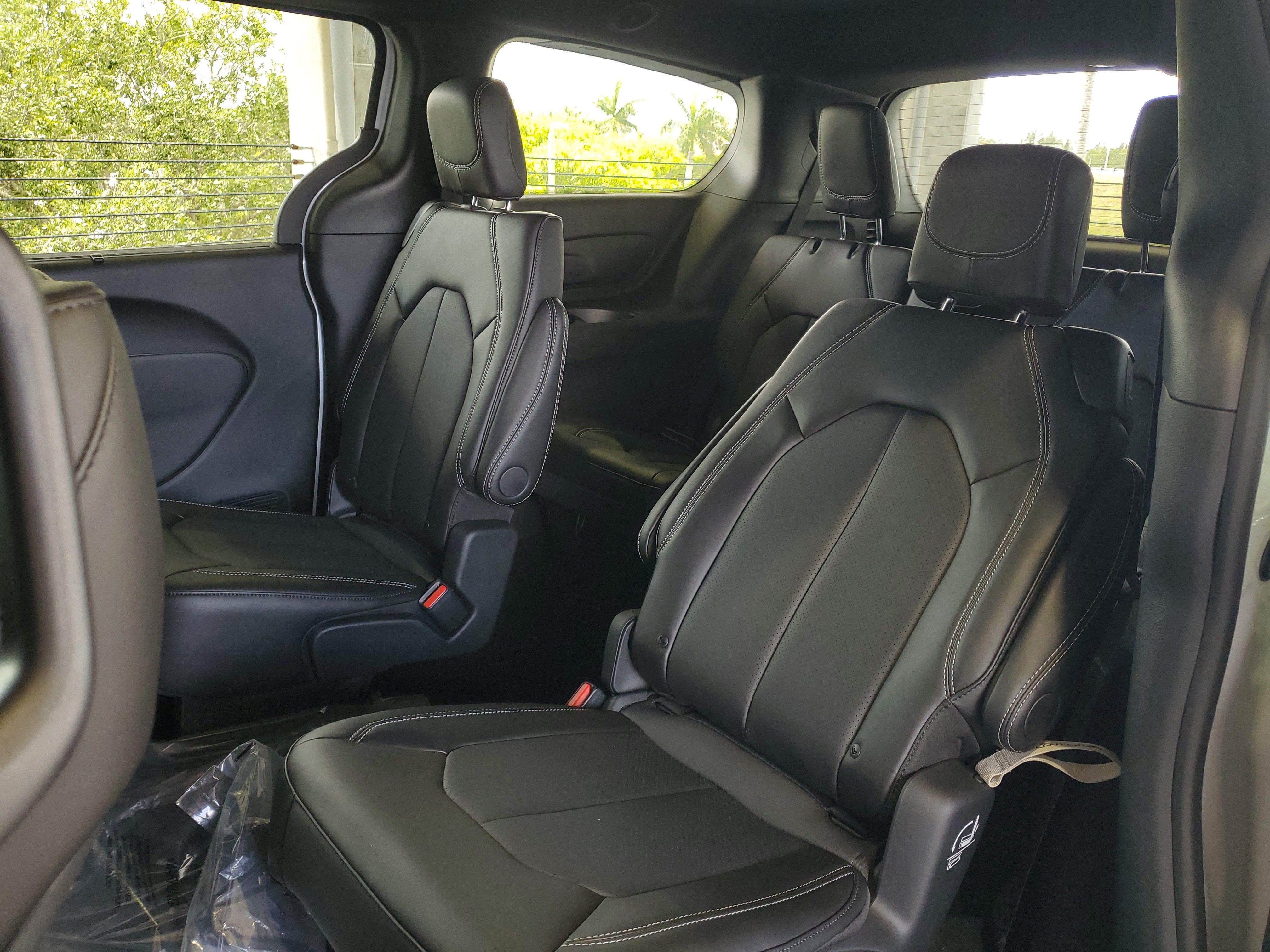 New 2027 Chrysler Pacifica Select FWD image 7