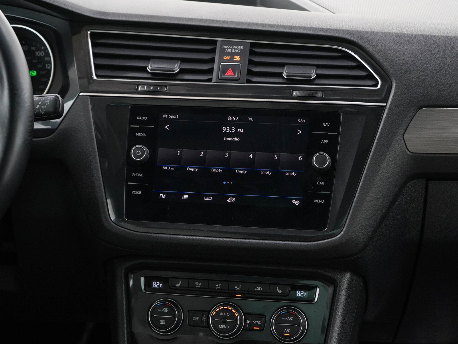 Used 2018 Volkswagen Tiguan SEL AWD/4WD image 15