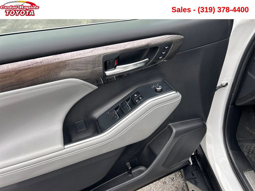 Used 2024 Toyota Highlander Platinum image 12