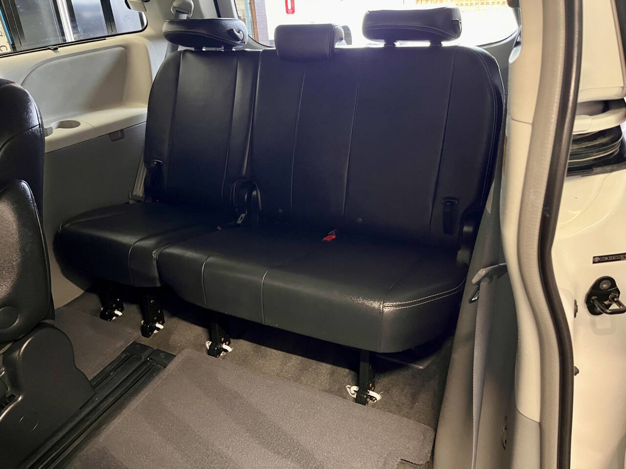 Used 2012 Toyota Sienna SE FWD image 17