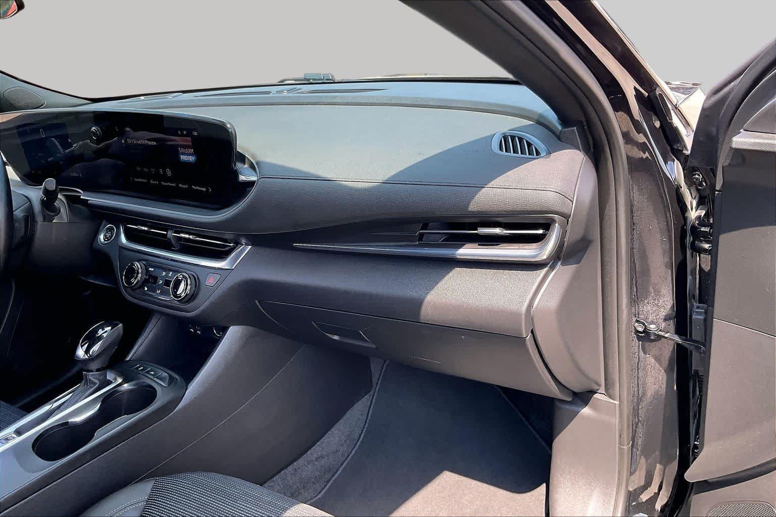 Used 2024 Buick Envista Sport Touring w/ Convenience I Package FWD image 18