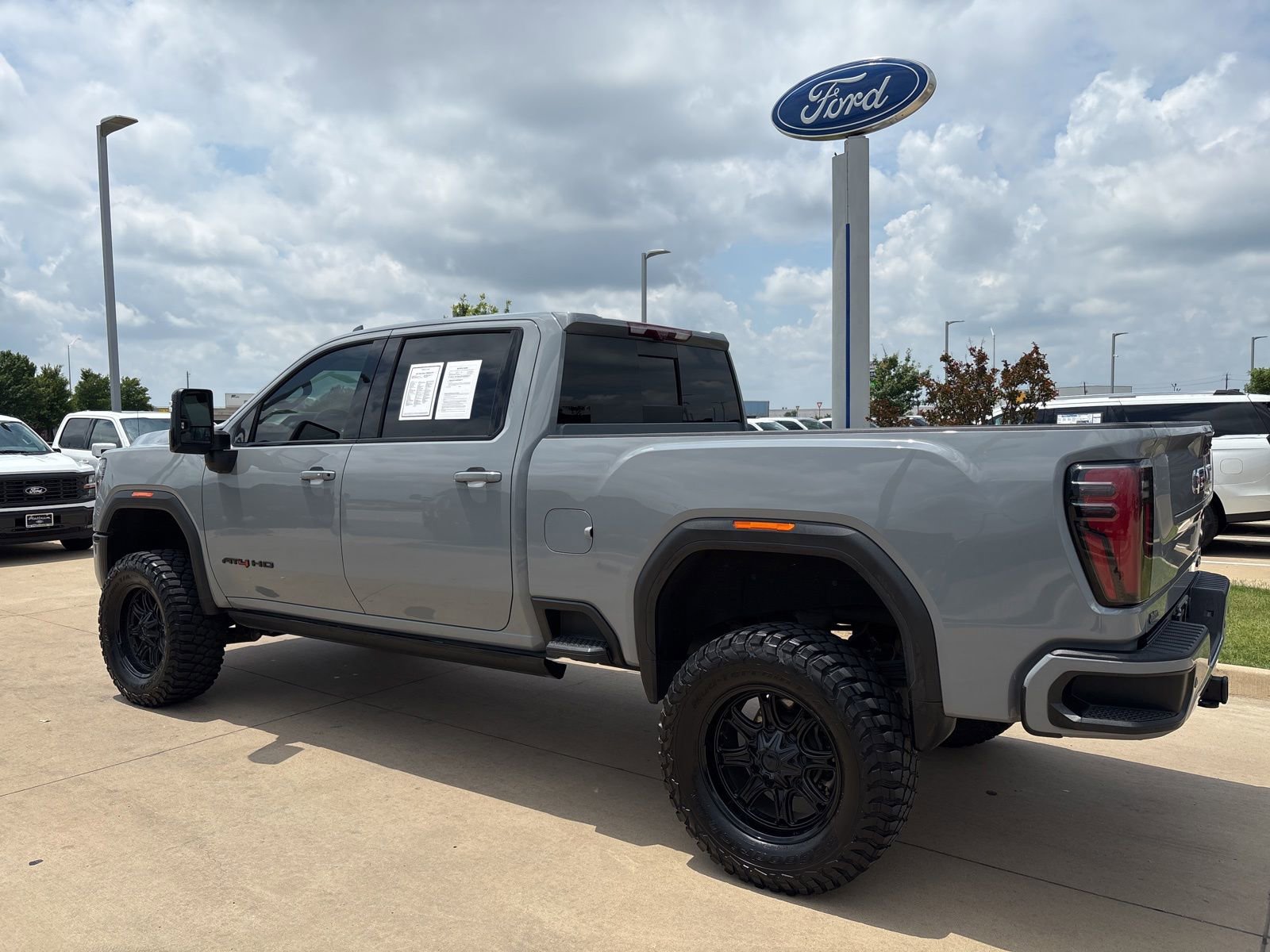Used 2024 GMC Sierra 2500 AT4 w/ AT4 Premium Plus Package AWD/4WD image 3