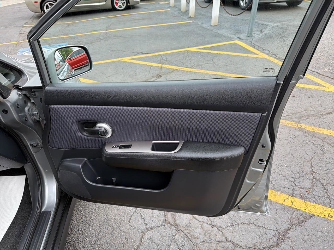 Used 2008 Nissan Versa Hatchback FWD image 27