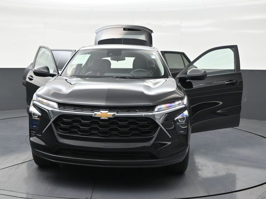 Used 2025 Chevrolet Trax LS FWD image 34