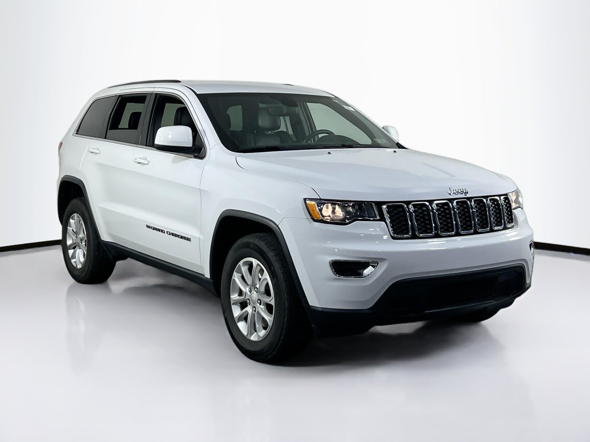 Used 2022 Jeep Grand Cherokee Laredo X AWD/4WD image 3
