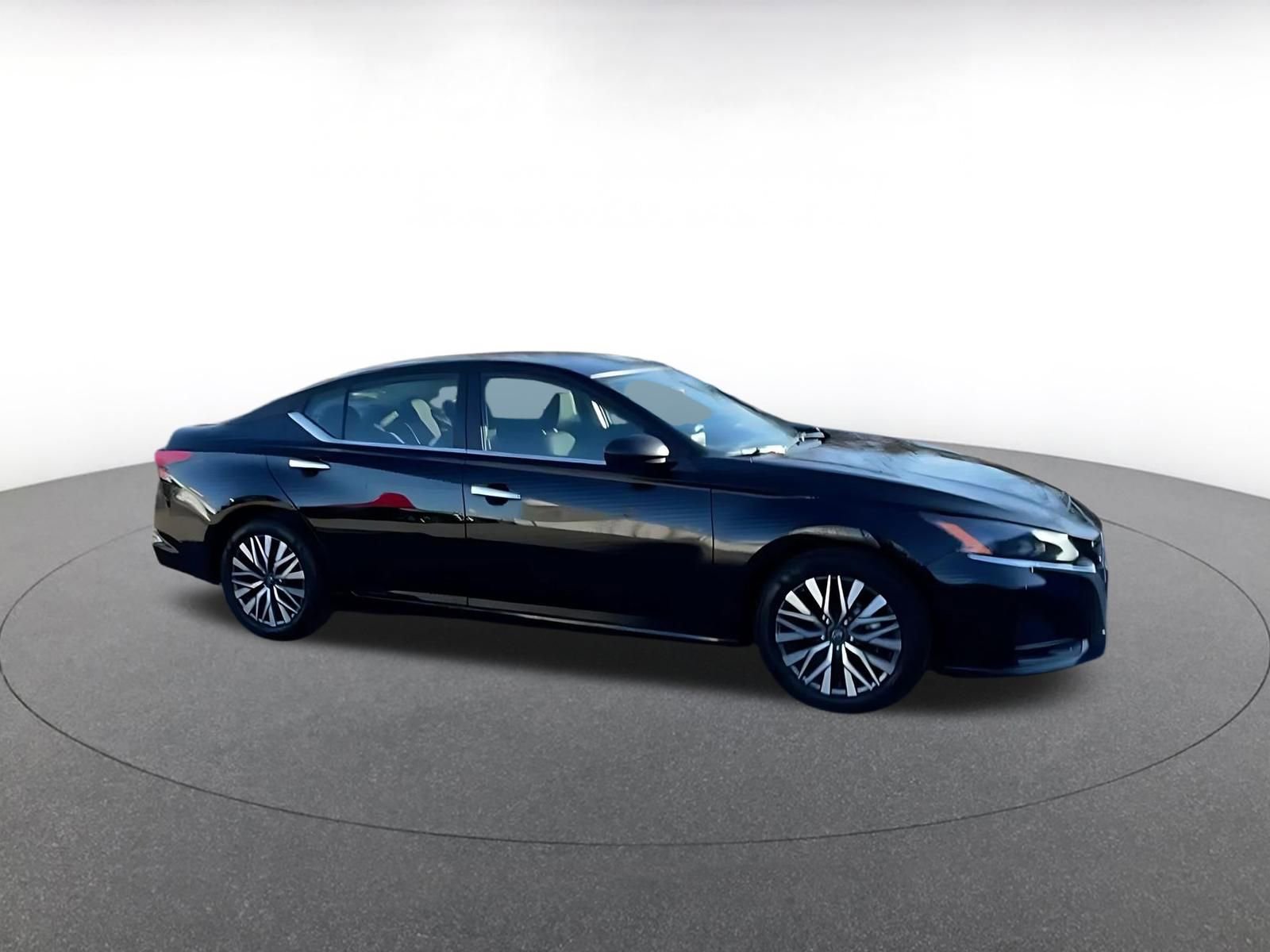 Used 2025 Nissan Altima 2.5 SV image 2