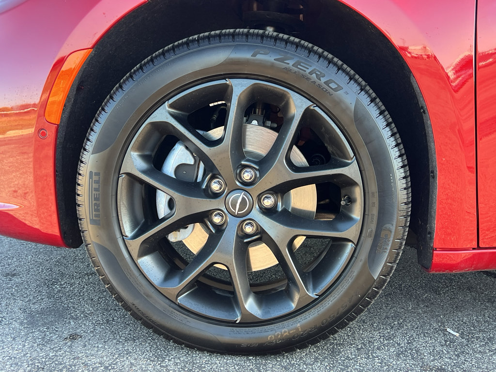 Used 2026 Chrysler Pacifica Limited w/ Uconnect Theater Family Group image 10