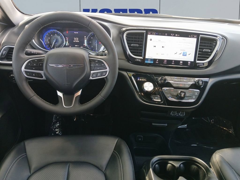 Used 2025 Chrysler Pacifica Select FWD image 12