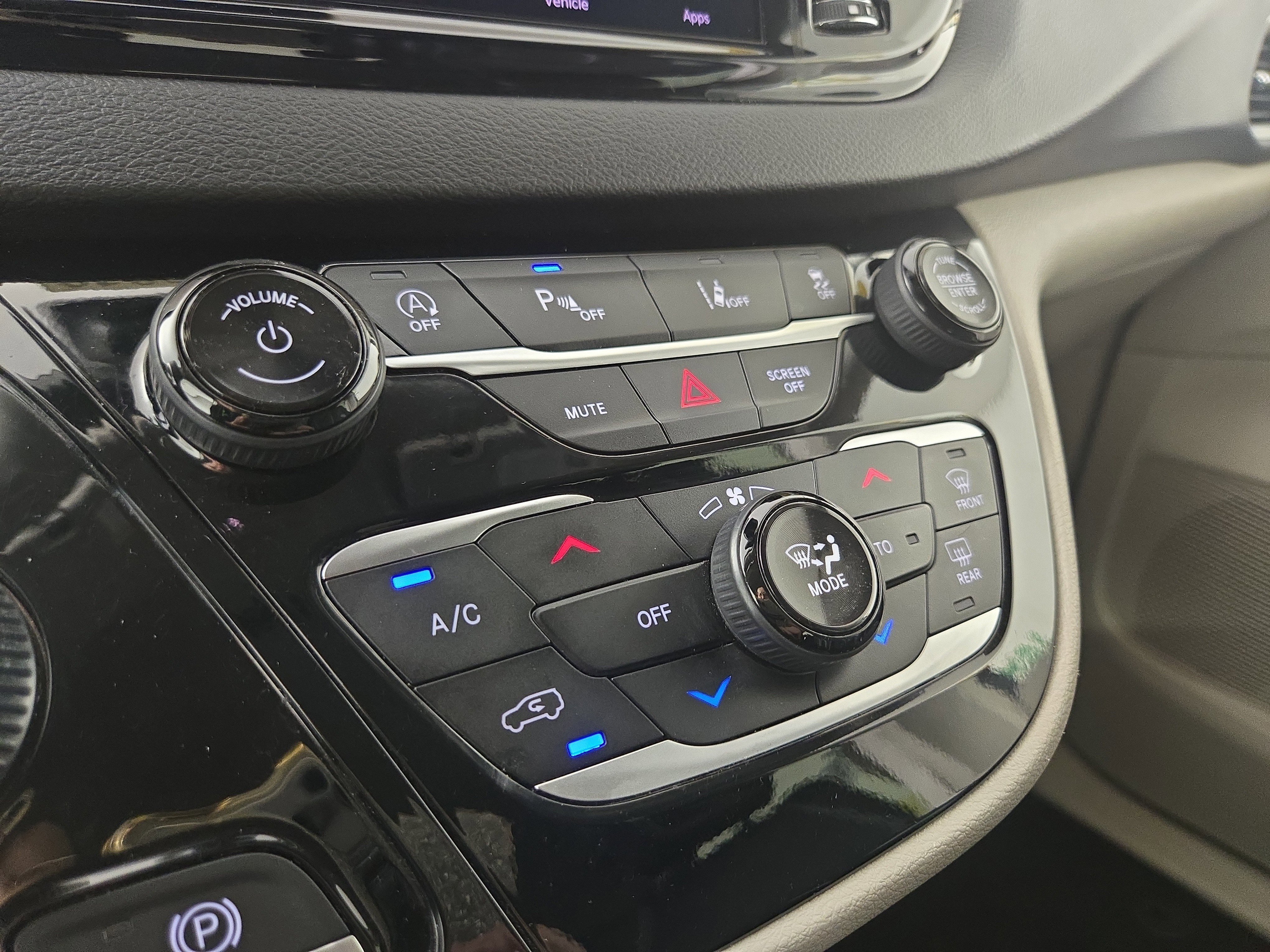 Used 2024 Chrysler Pacifica Touring-L image 28