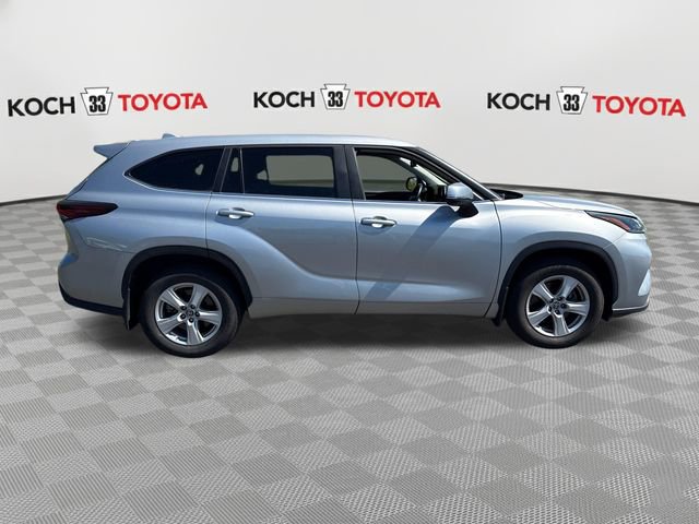 Used 2024 Toyota Highlander LE AWD/4WD image 9