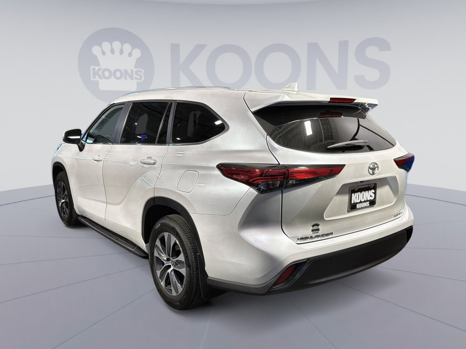 Used 2023 Toyota Highlander XLE image 14