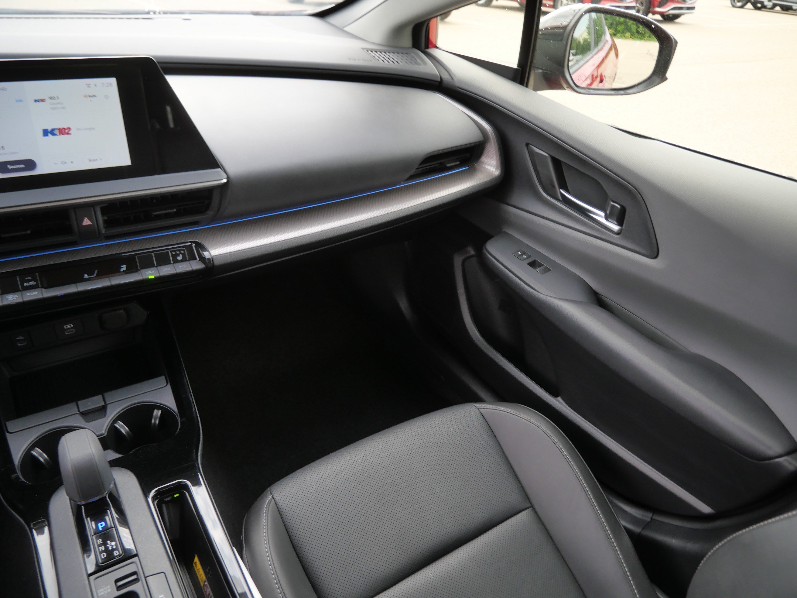 Certified 2025 Toyota Prius XLE FWD image 12