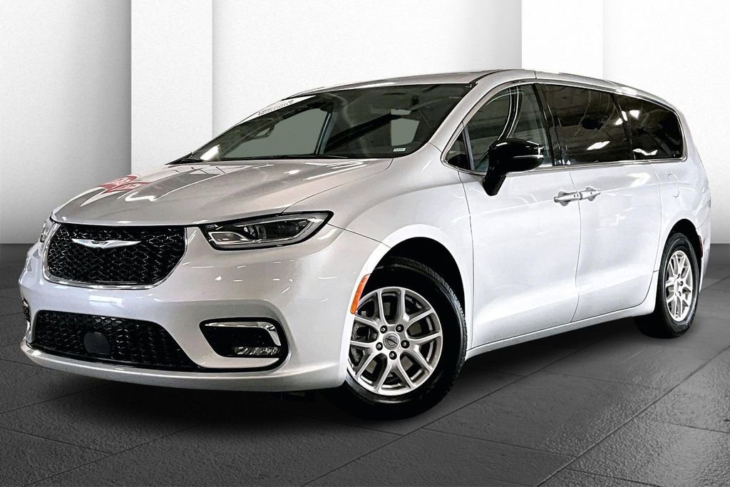 Used 2024 Chrysler Pacifica Touring-L FWD image 12