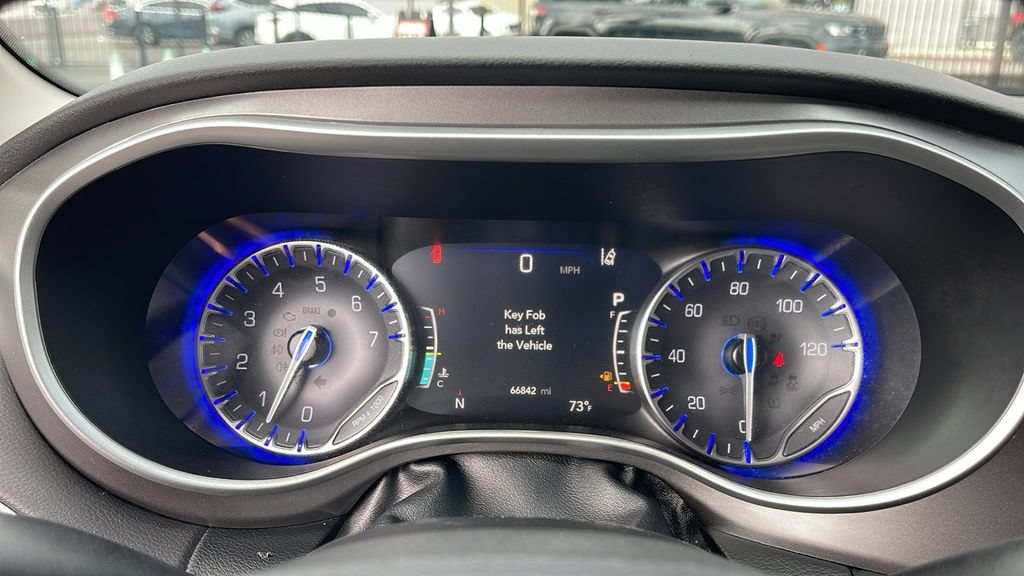 Used 2024 Chrysler Pacifica Touring-L FWD image 21