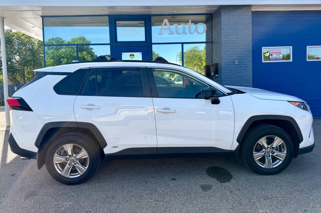 Used 2022 Toyota RAV4 LE AWD/4WD image 2