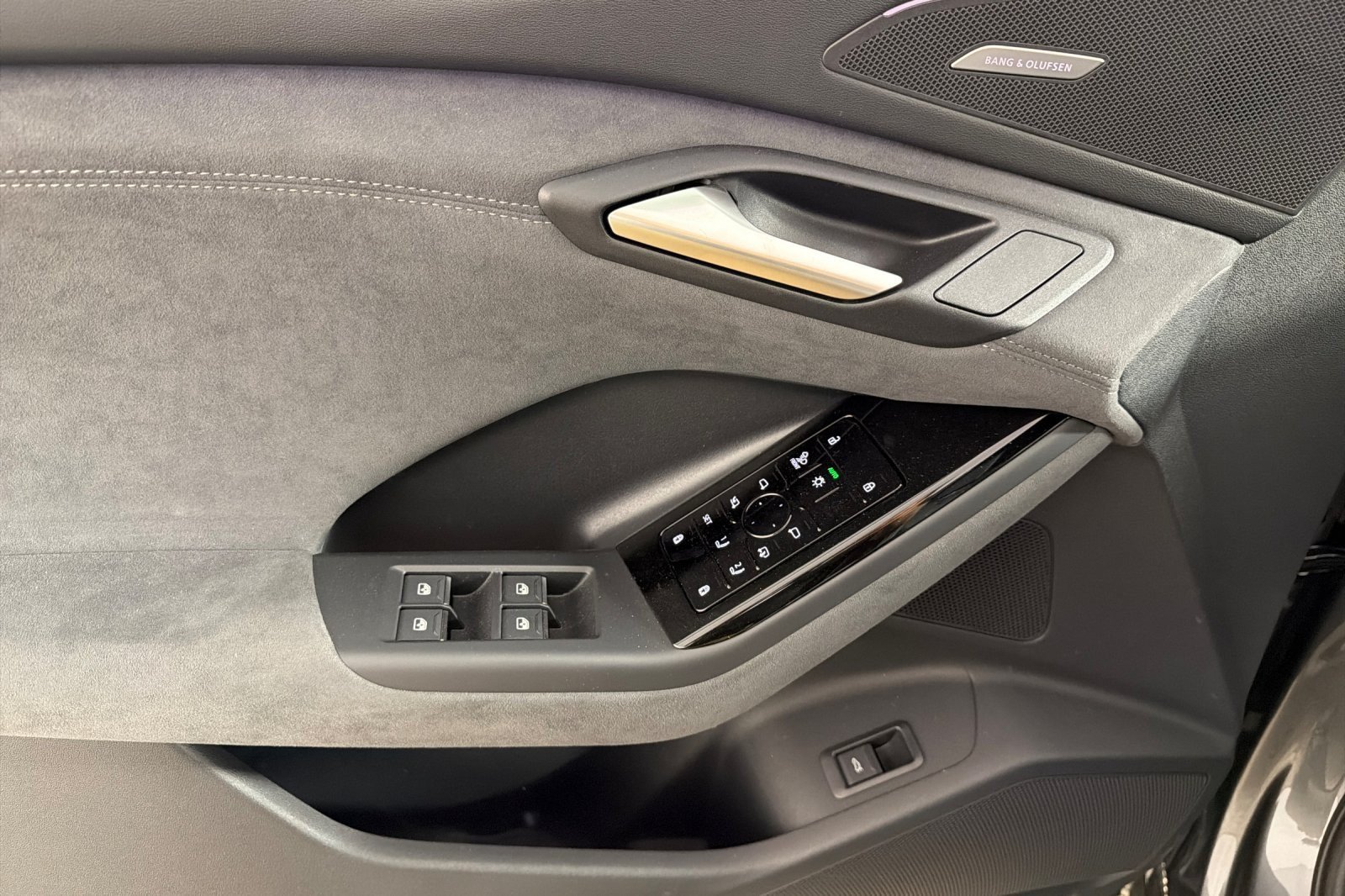 New 2027 Audi SQ6 e-tron Premium Plus AWD/4WD image 10