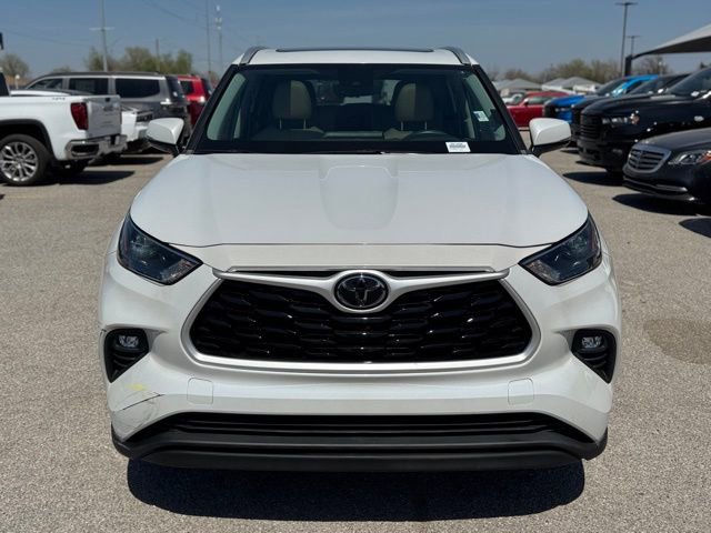 Used 2022 Toyota Highlander XLE image 2