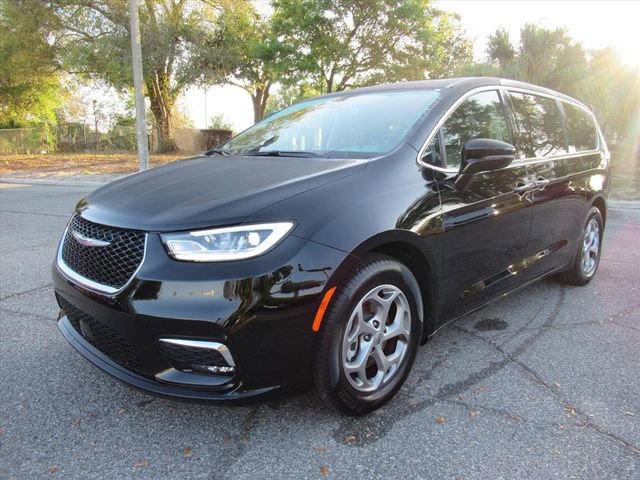 Used 2024 Chrysler Pacifica Limited image 3