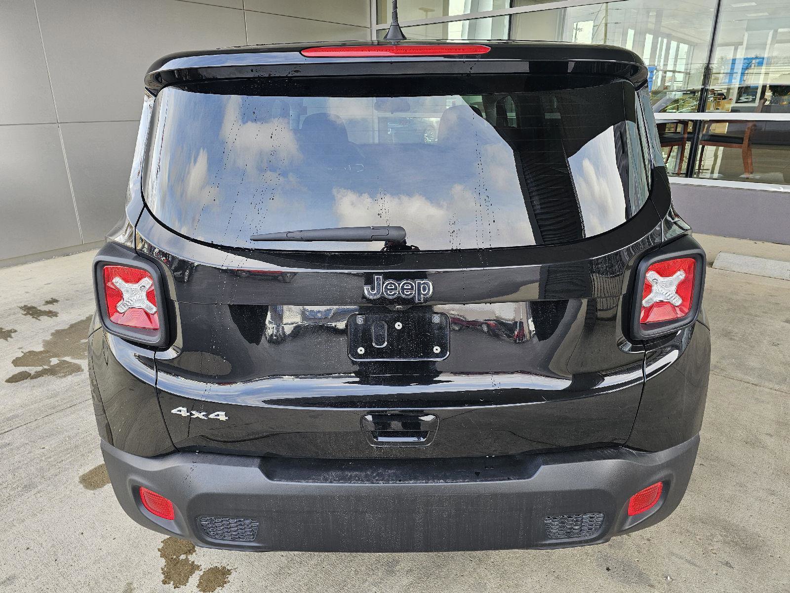 Used 2023 Jeep Renegade Latitude image 4