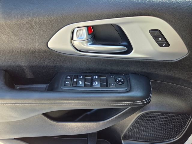 Certified 2020 Chrysler Pacifica Touring-L w/ S Appearance Package image 19