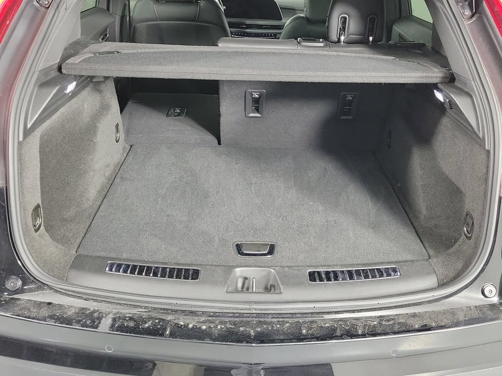 Used 2025 Cadillac XT4 Premium Luxury FWD image 8