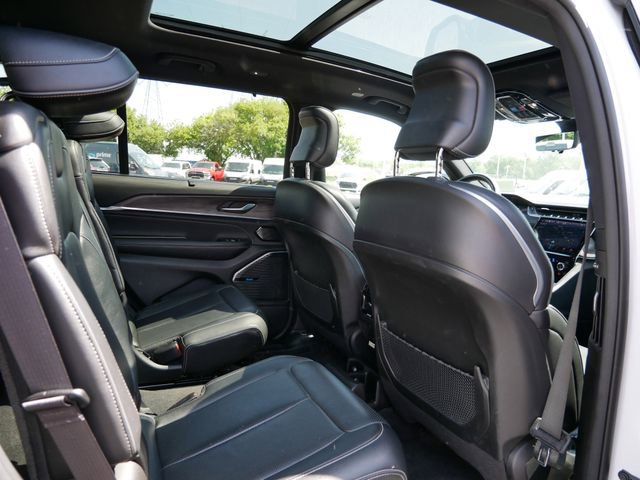 Used 2022 Jeep Grand Cherokee L Overland w/ Luxury Tech Group IV AWD/4WD image 16