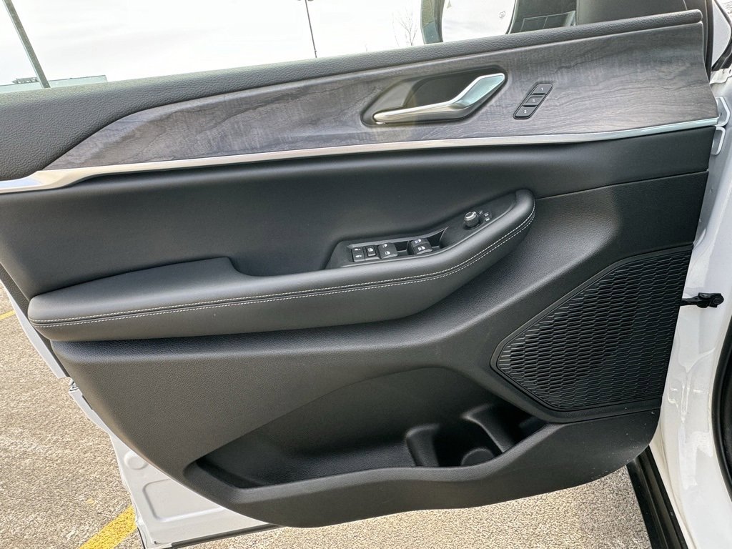 Used 2024 Jeep Grand Cherokee L Limited w/ Black Appearance Package image 23