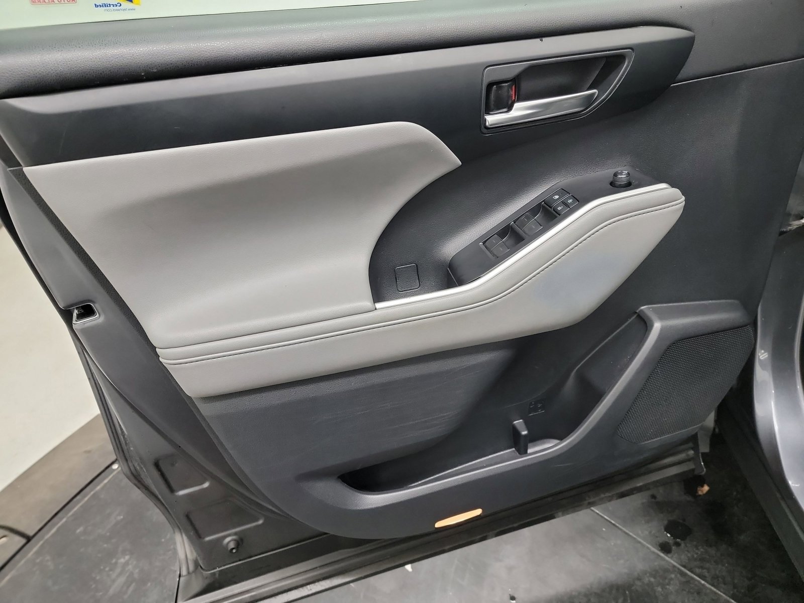 Used 2020 Toyota Highlander XLE AWD/4WD image 13