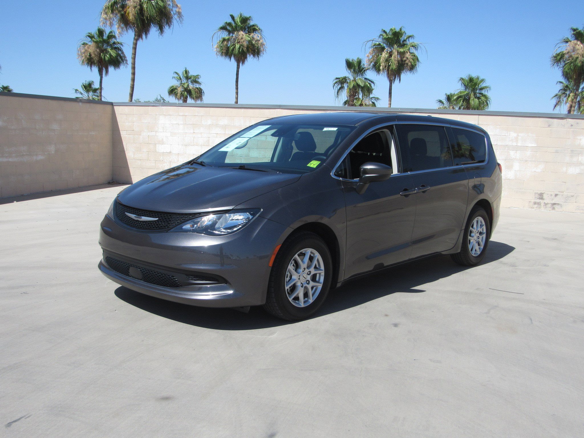 Used 2023 Chrysler Voyager LX FWD image 1
