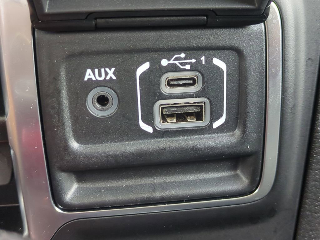 Used 2025 Jeep Wrangler Unlimited Sahara w/ Safety Group AWD/4WD image 23