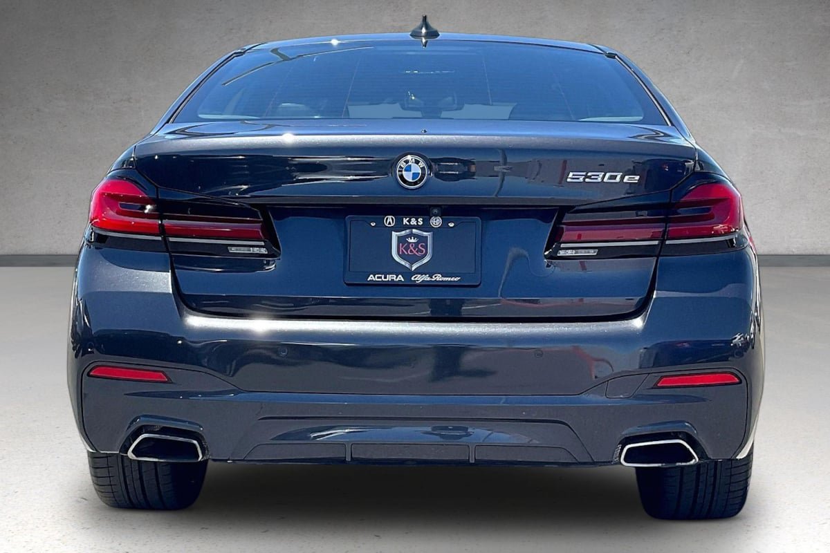Used 2023 BMW 530e w/ M Sport Package RWD image 4