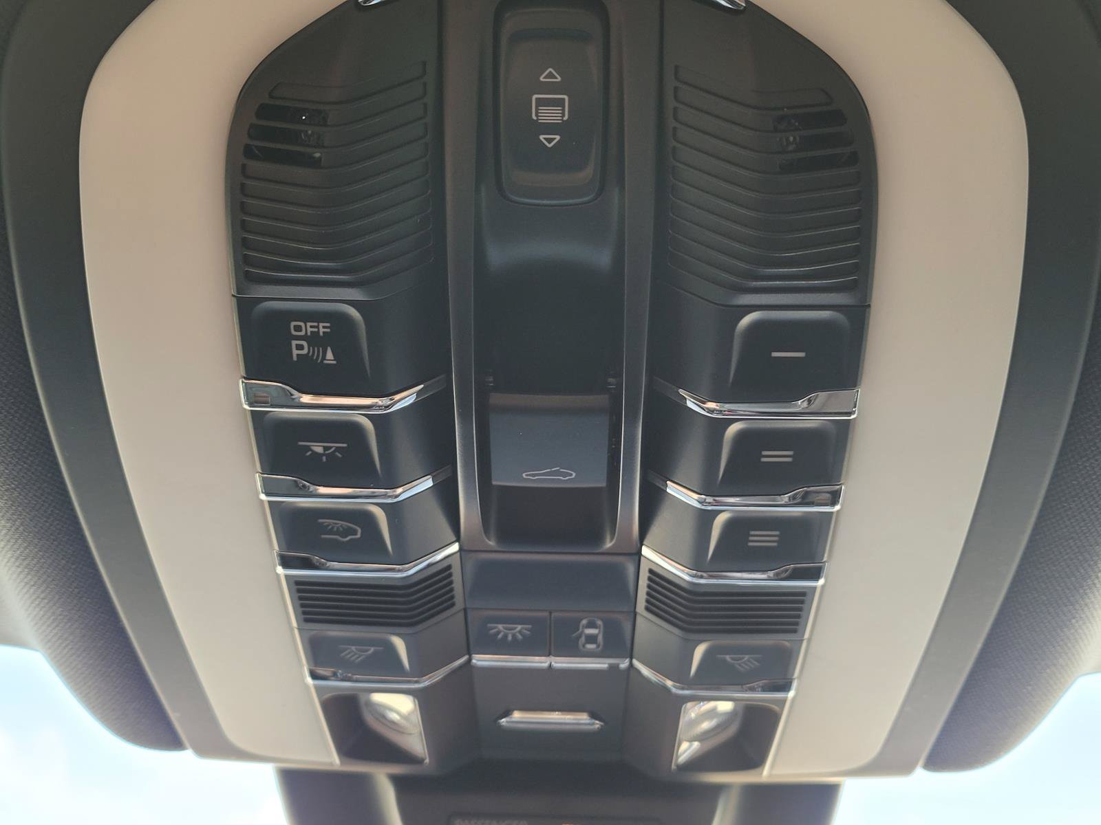 Used 2025 Porsche Macan AWD/4WD image 30