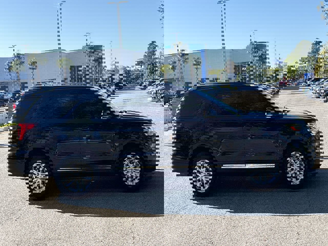 Used 2017 Ford Explorer XLT w/ Equipment Group 201A image 8