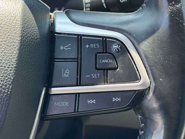 Used 2022 Toyota Highlander XLE AWD/4WD image 25