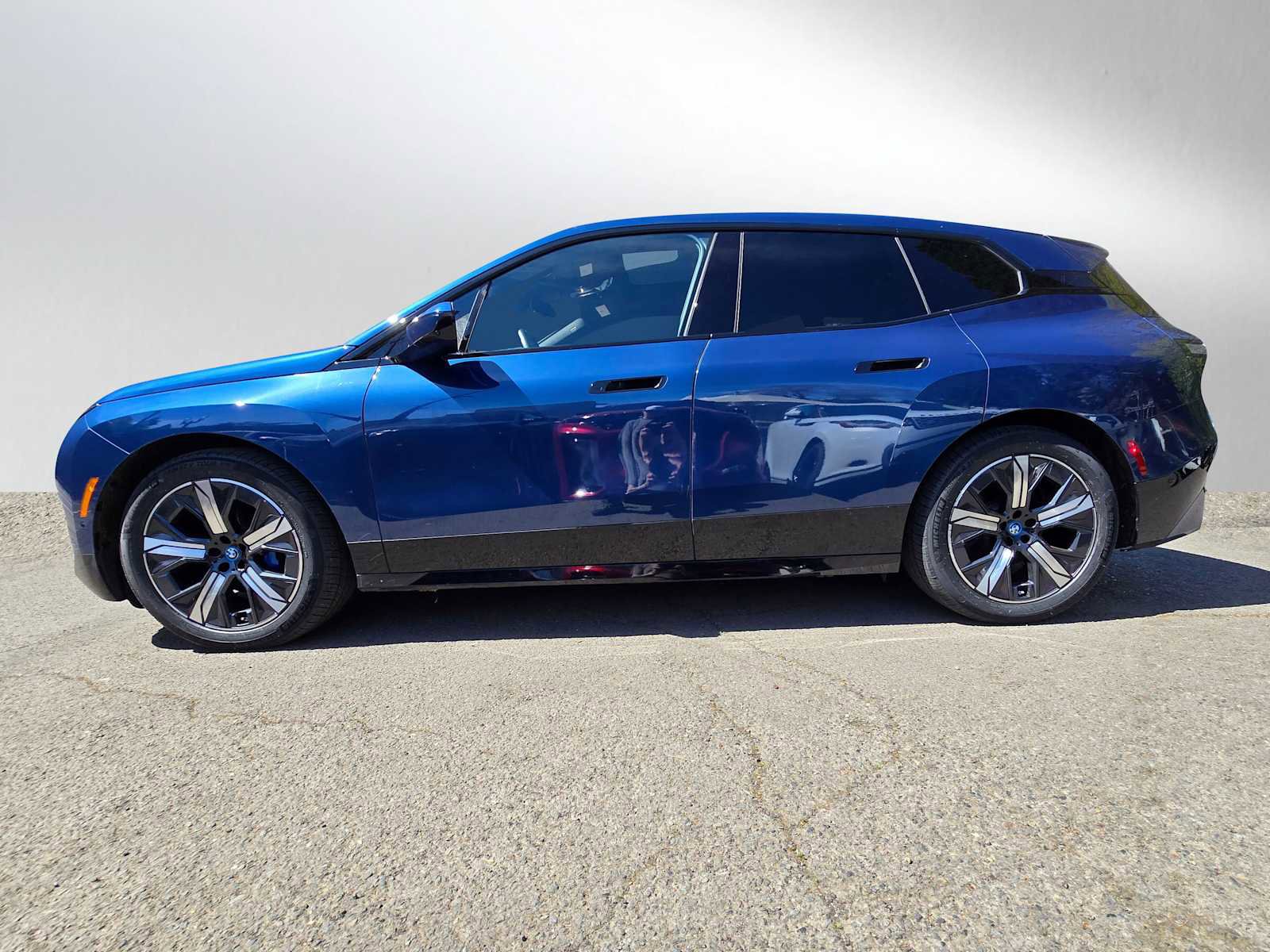 Used 2023 BMW iX xDrive50 w/ Premium Package image 6