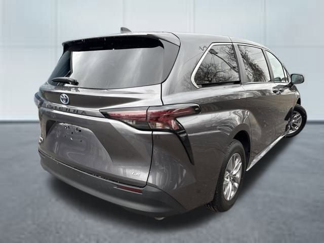 Used 2025 Toyota Sienna LE image 4