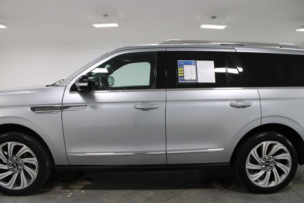 Used 2023 Lincoln Navigator Reserve AWD/4WD image 6