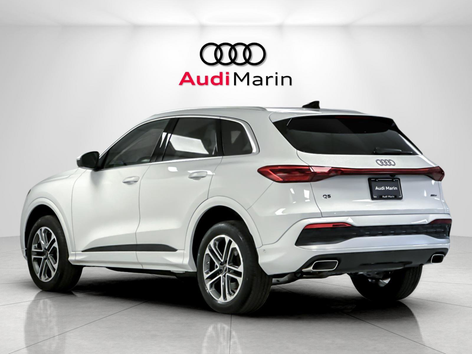 Certified 2025 Audi Q5 Premium AWD/4WD image 3