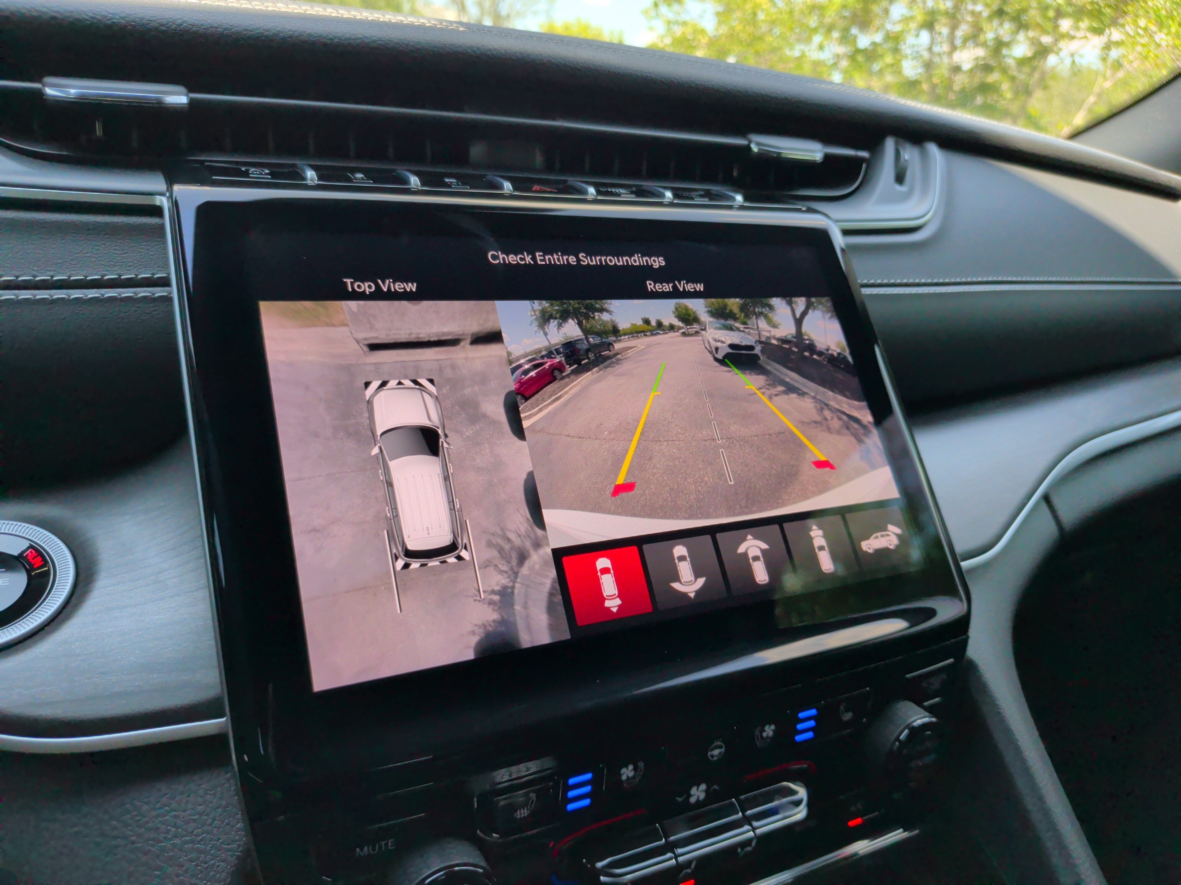 Used 2025 Jeep Grand Cherokee Limited w/ Luxury Tech Group II RWD image 18