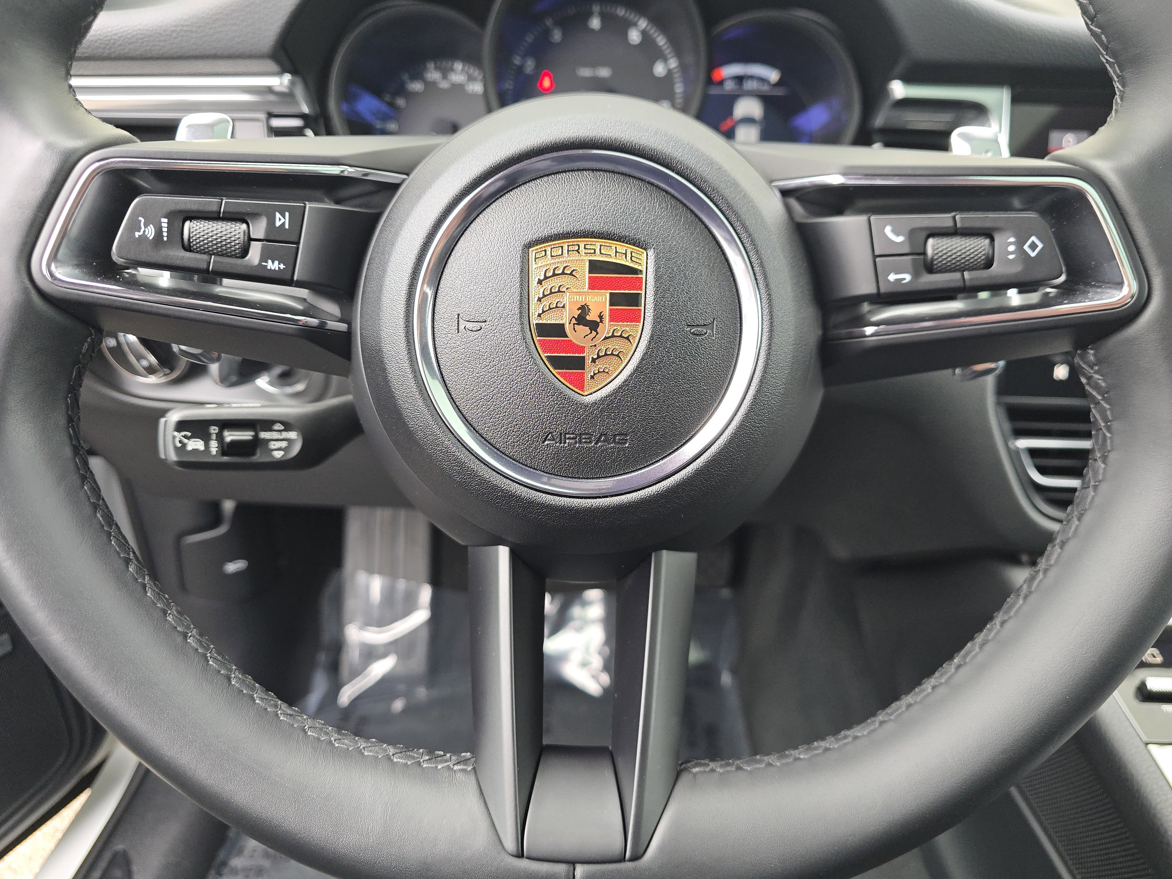 Certified 2025 Porsche Macan AWD/4WD image 18