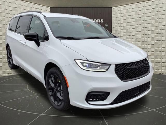 New 2026 Chrysler Pacifica Select w/ S Appearance Package image 2