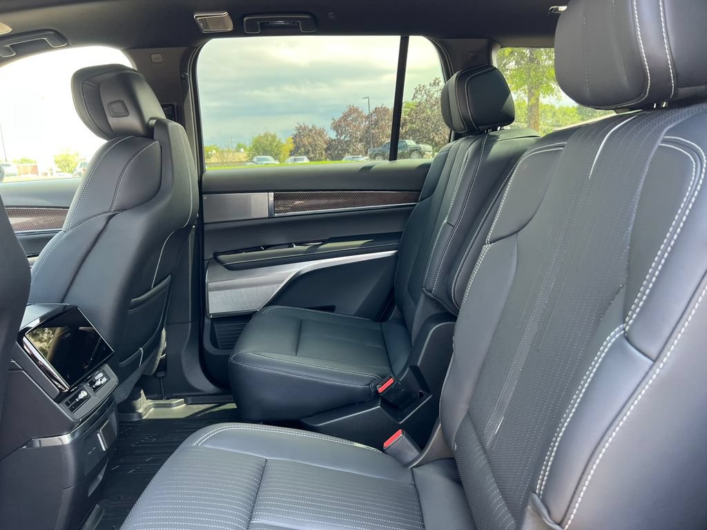 New 2027 Cadillac Vistiq Sport w/ LPO, Floor Liner Package AWD/4WD image 5