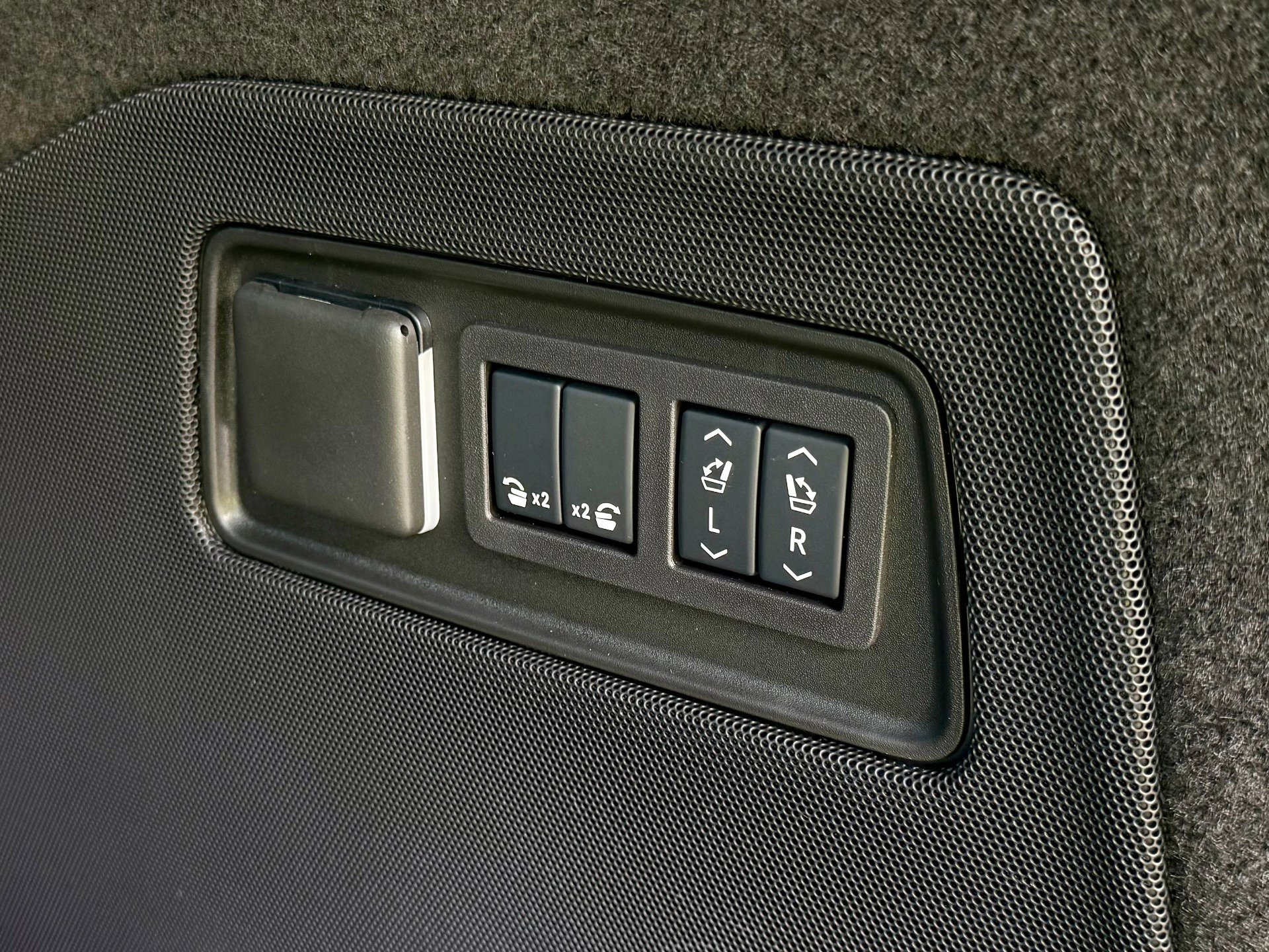 Used 2025 Cadillac Escalade Sport Platinum w/ LPO, ONYX Package image 36