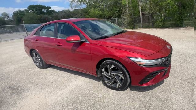 Used 2025 Hyundai Elantra SEL image 2