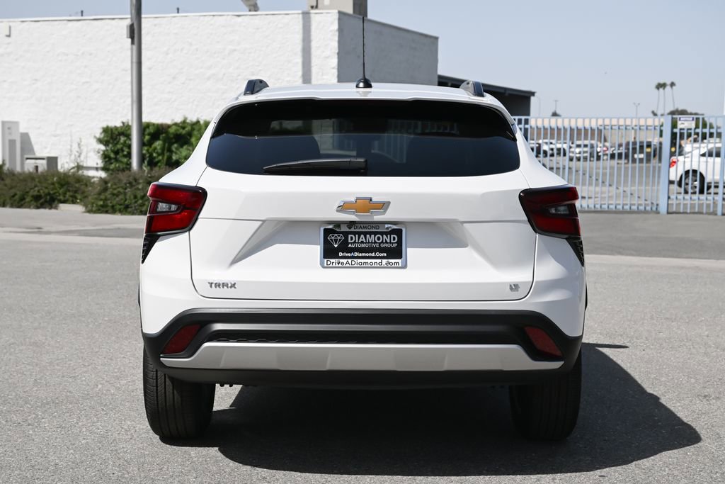 New 2026 Chevrolet Trax LT w/ LPO, Blackout Package FWD image 5