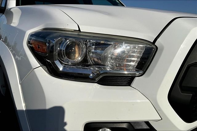 Used 2018 Toyota Tacoma SR5 AWD/4WD image 31
