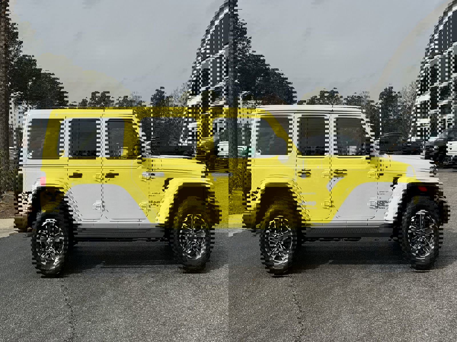 Used 2023 Jeep Wrangler Sahara image 10