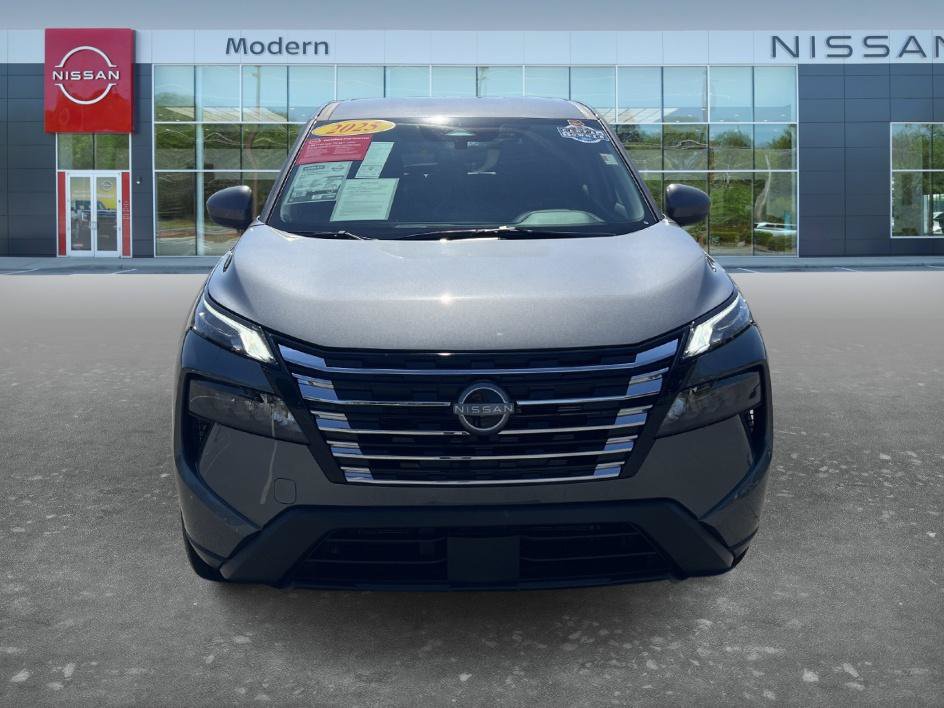 Certified 2025 Nissan Rogue SV FWD image 2
