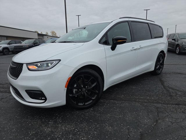 Used 2025 Chrysler Pacifica Limited w/ Trailer Tow Group FWD image 2